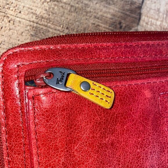 Fossil red leather heart zip around wallet womens. - Picture 9 of 11